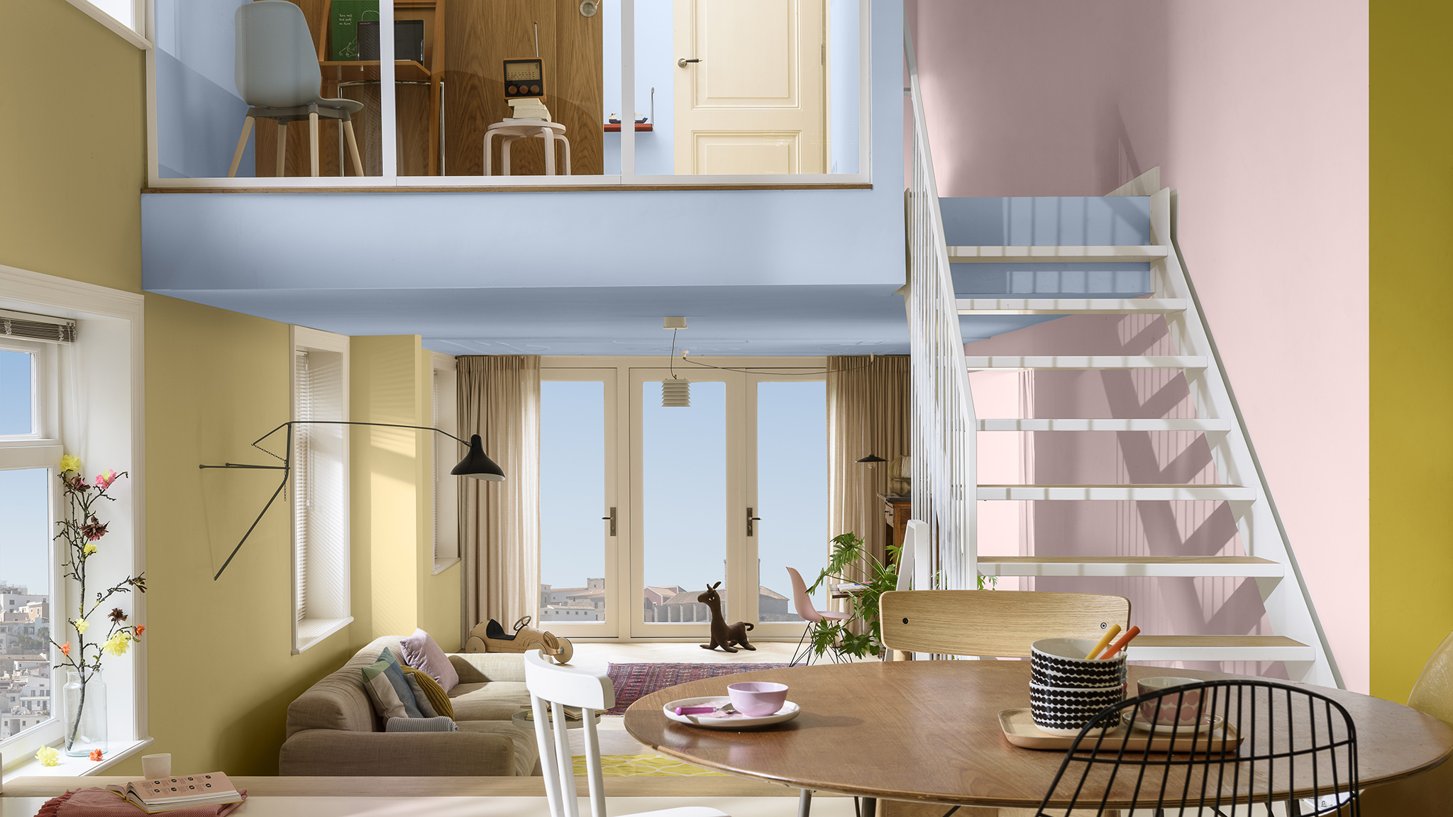 Phòng khách với tầng lửng sơn màu xanh lam